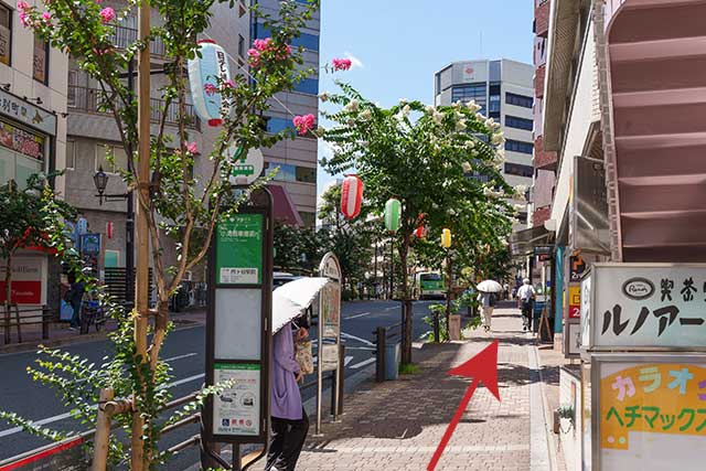 駅から出たら右手（みずほ銀行方面）に直進します